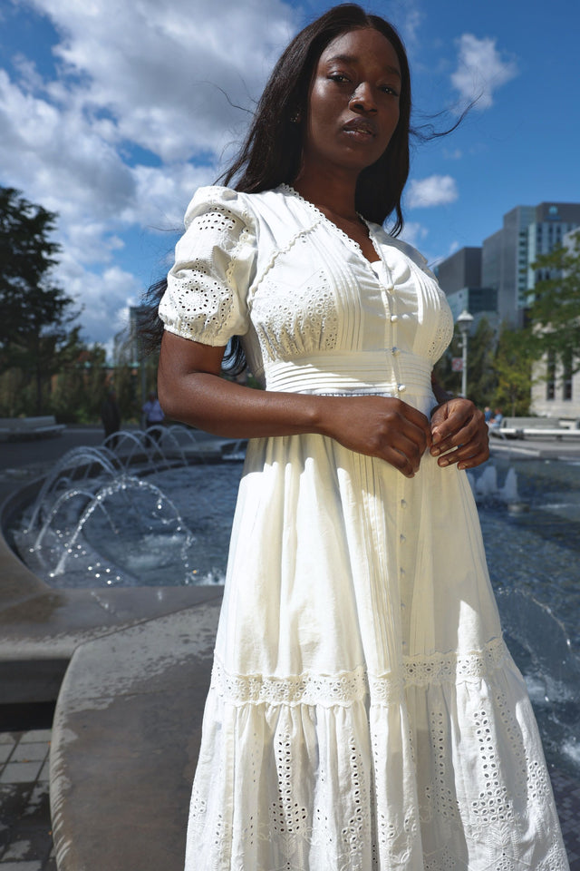 Elena Robe Midi Blanche À œillet Manches Courtes Style Estival Boutons Devant