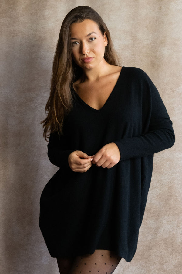 Emma Super Soft V-Neck Oversized Sweater - Onze Montreal Black / XS/S Annick