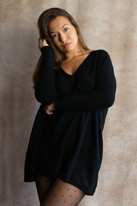 Emma Super Soft V-Neck Oversized Sweater - Onze Montreal Black / XS/S Annick