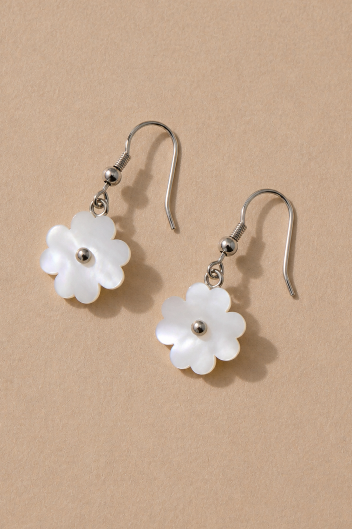 Boucles d'oreilles pendantes en forme de fleur en nacre dorée