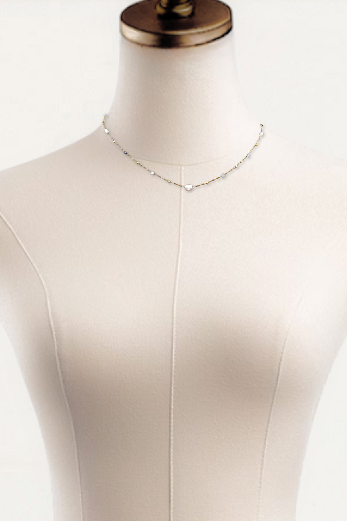 Collier boule cubique en perles d'eau douce en or