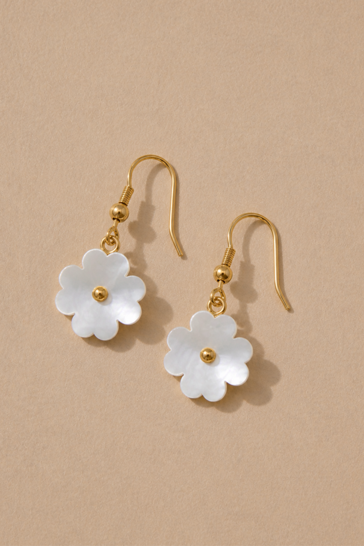 Boucles d'oreilles pendantes en forme de fleur en nacre dorée