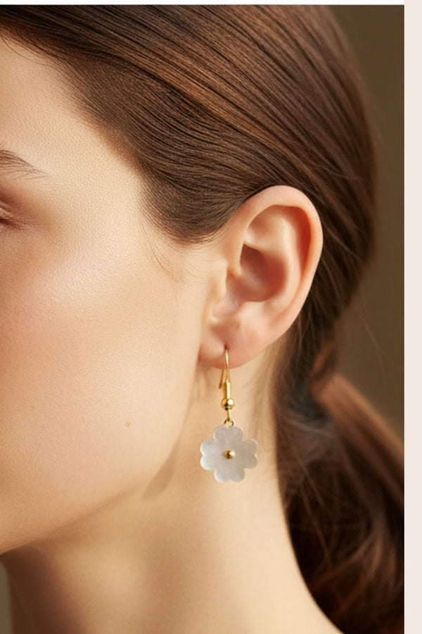 Boucles d'oreilles pendantes en forme de fleur en nacre dorée