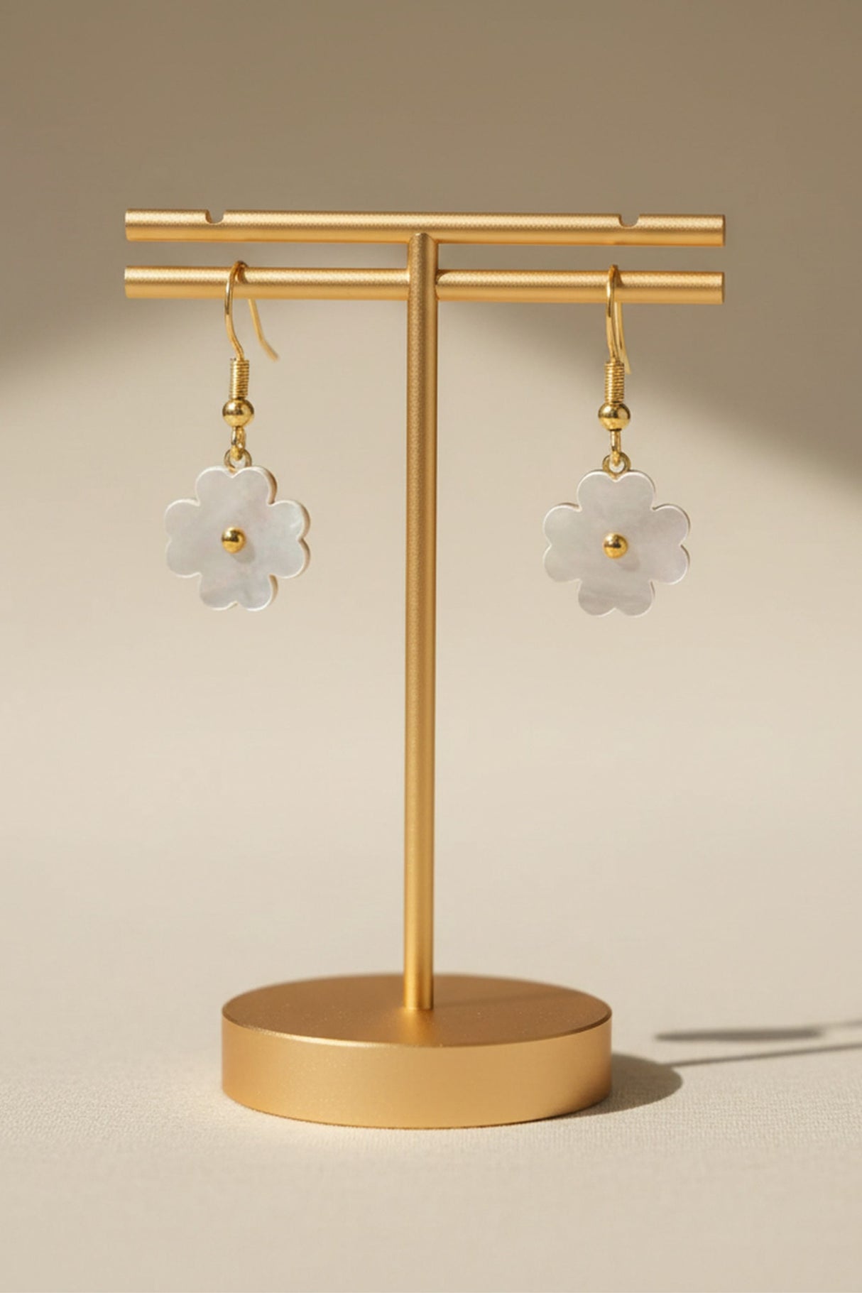 Boucles d'oreilles pendantes en forme de fleur en nacre dorée