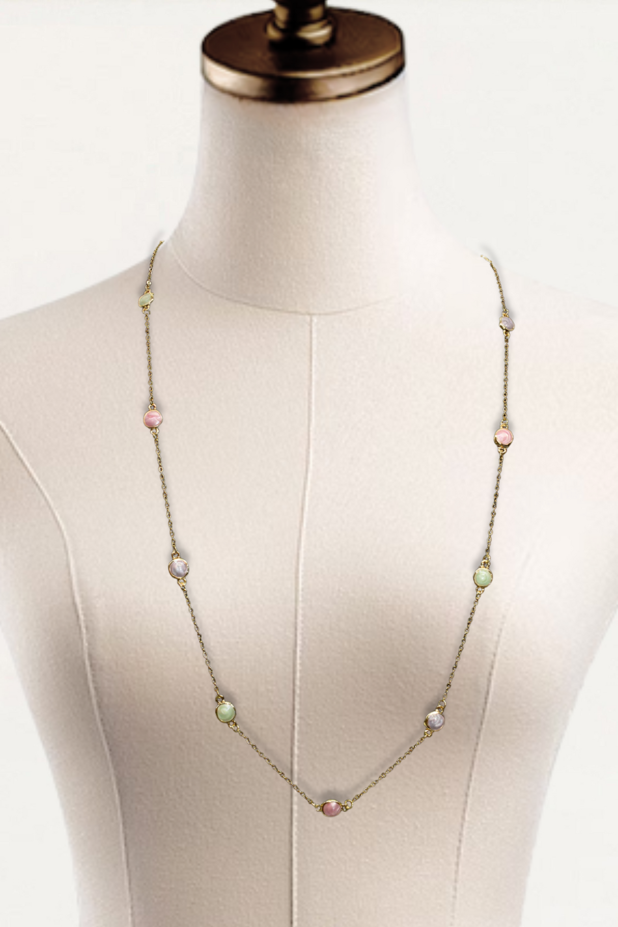 Collier chaîne en or avec pierres pastel