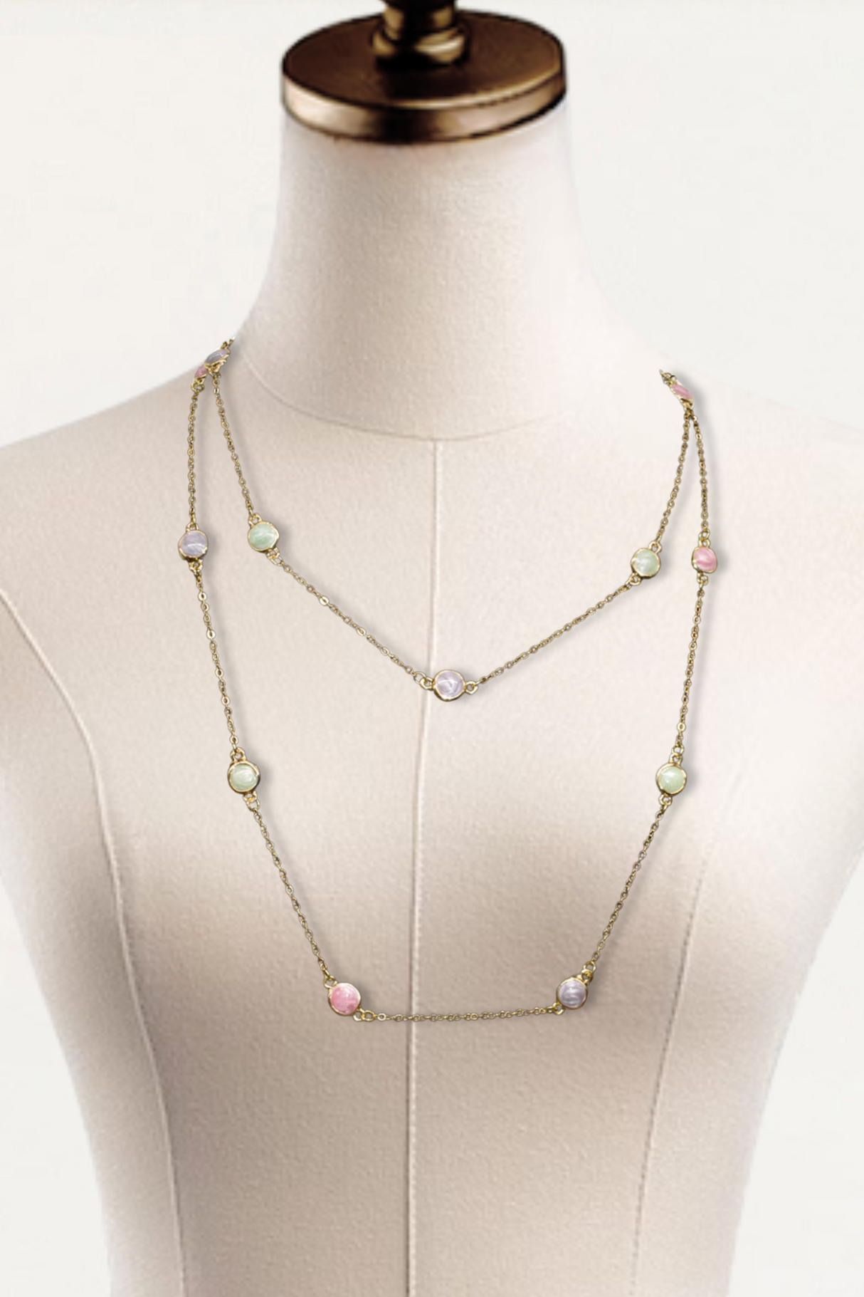 Collier chaîne en or avec pierres pastel