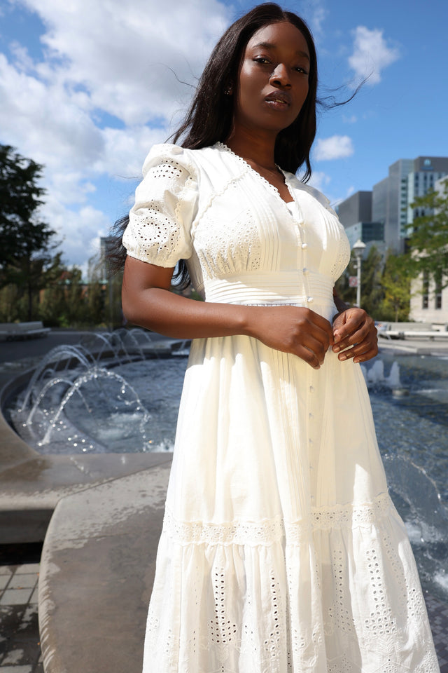 Elena Robe Midi Blanche À œillet Manches Courtes Style Estival Boutons Devant