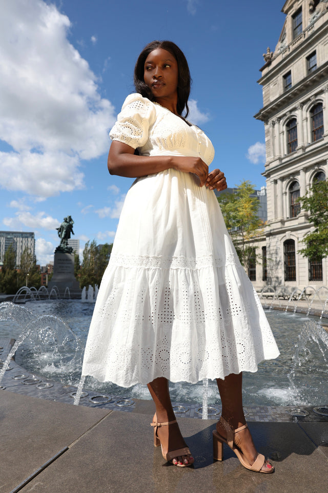 Elena Robe Midi Blanche À œillet Manches Courtes Style Estival Boutons Devant