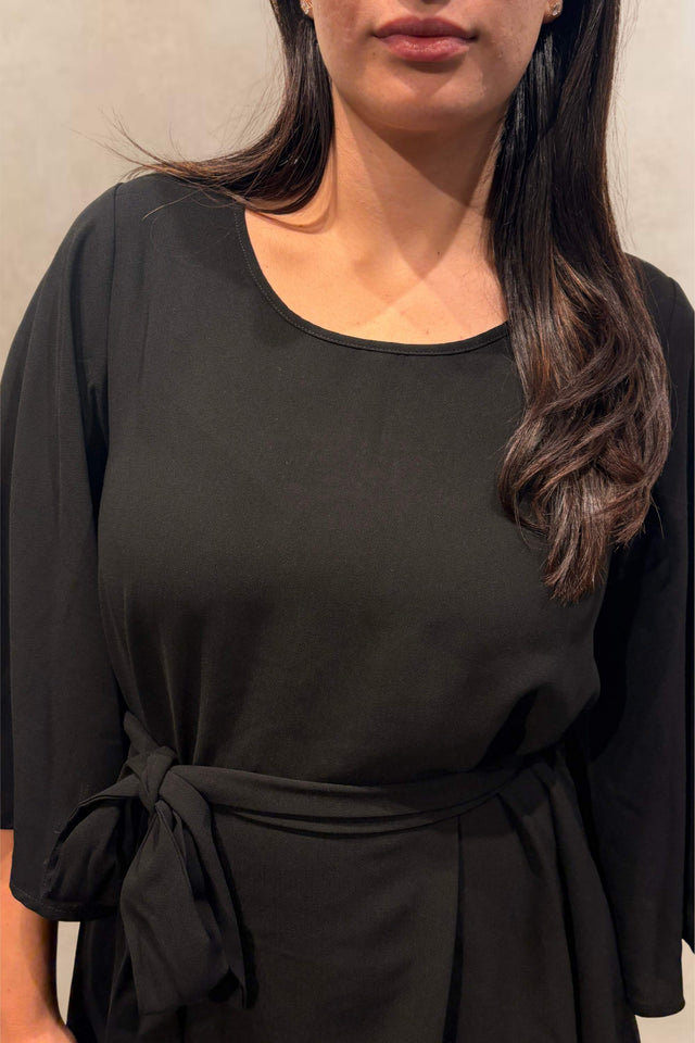 Jennifer Robe Unie Ceinturée À Manches Évasées 