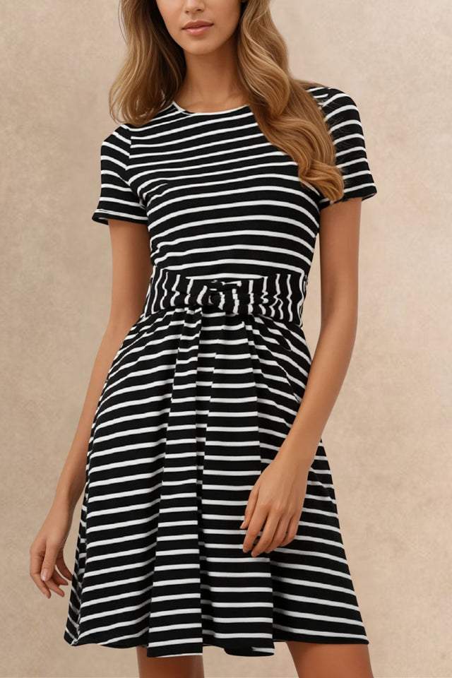 Jodie Robe Courte Tricotée Rayée avec Ceinture à la Taille et Coupe Élastique