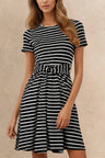 Jodie Robe Courte Tricotée Rayée avec Ceinture à la Taille et Coupe Élastique