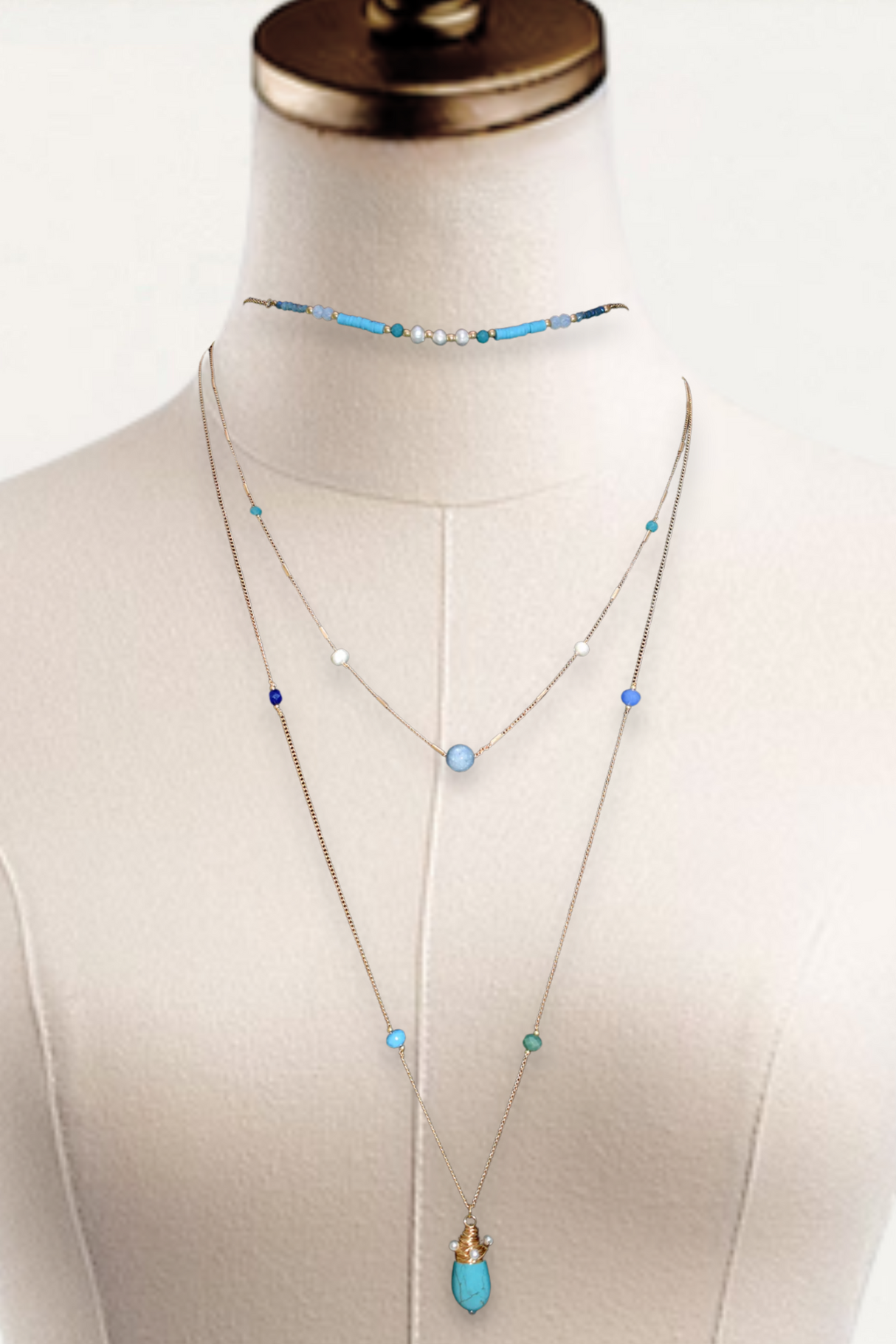 Collier de perles superposées avec pendentif goutte turquoise – Collier en or à 3 rangs