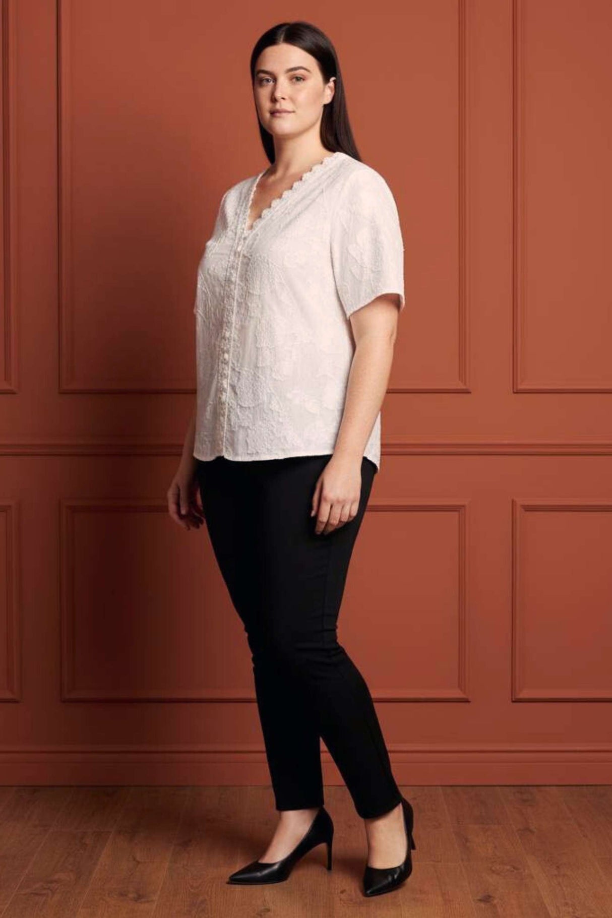 Lucie Chemisier Brodé Col V Manches Flottantes Dentelle Légère Femme