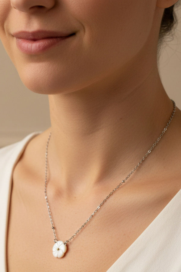 Collier Pendentif Fleur imitation Nacre