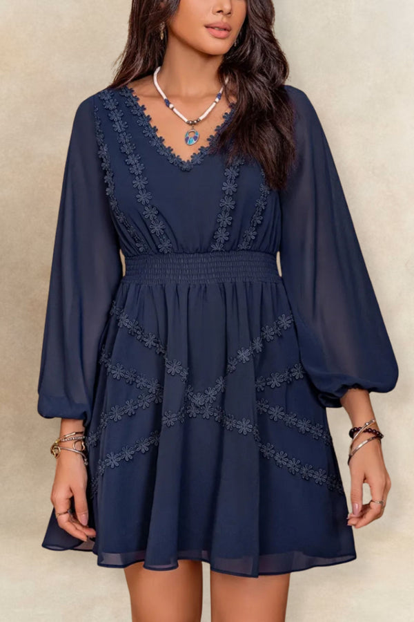 Robe courte Valeria à manches ballon et col en V avec détails en dentelle