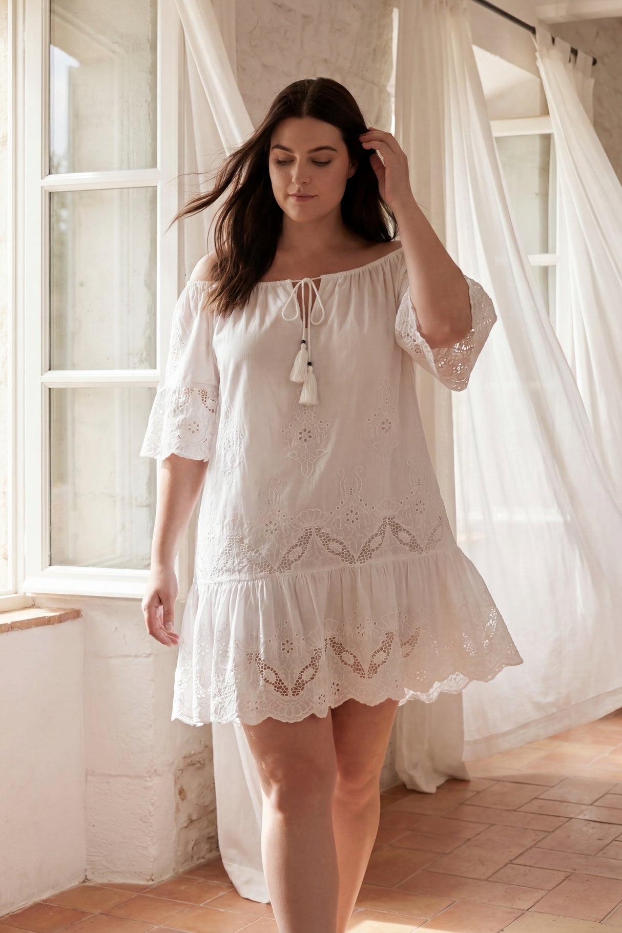 Quinn Robe Broderie Pompons Nouer