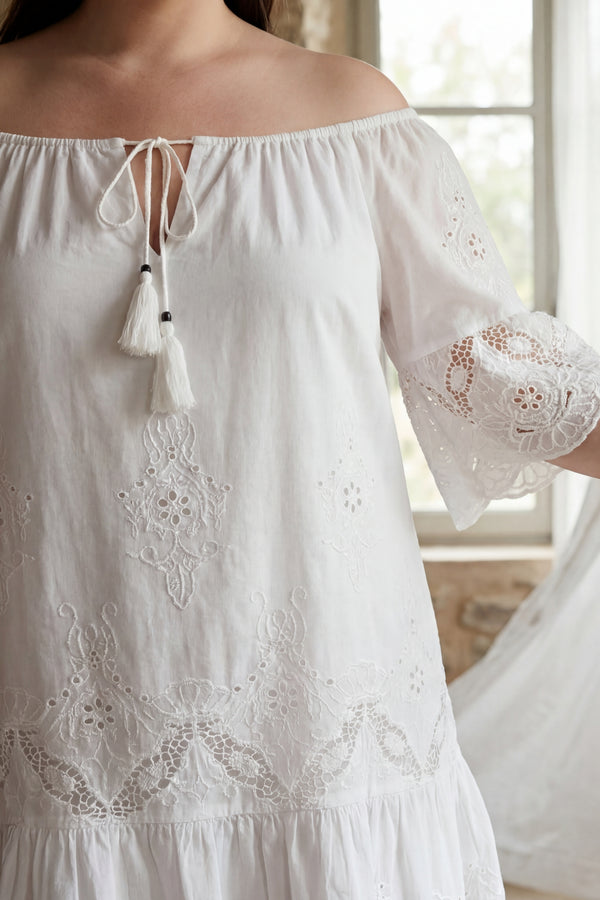 Quinn Robe Broderie Pompons Nouer