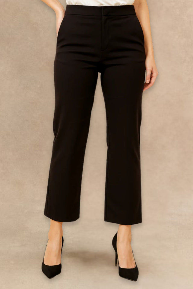 Romy Pantalon Noir Ajusté Court Coupe Droite Finition Lisse Devant
