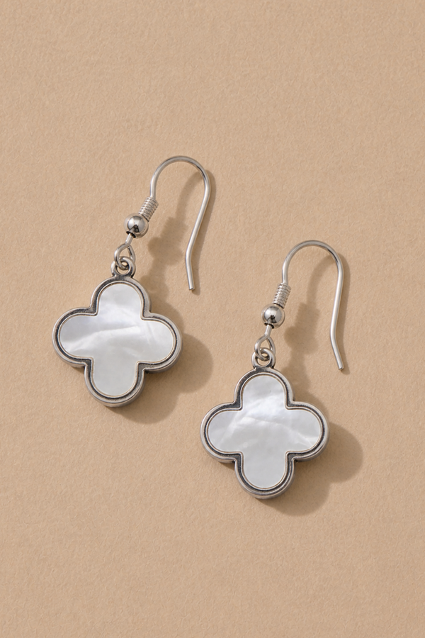 Boucles d'oreilles pendantes en nacre argentée en forme de trèfle