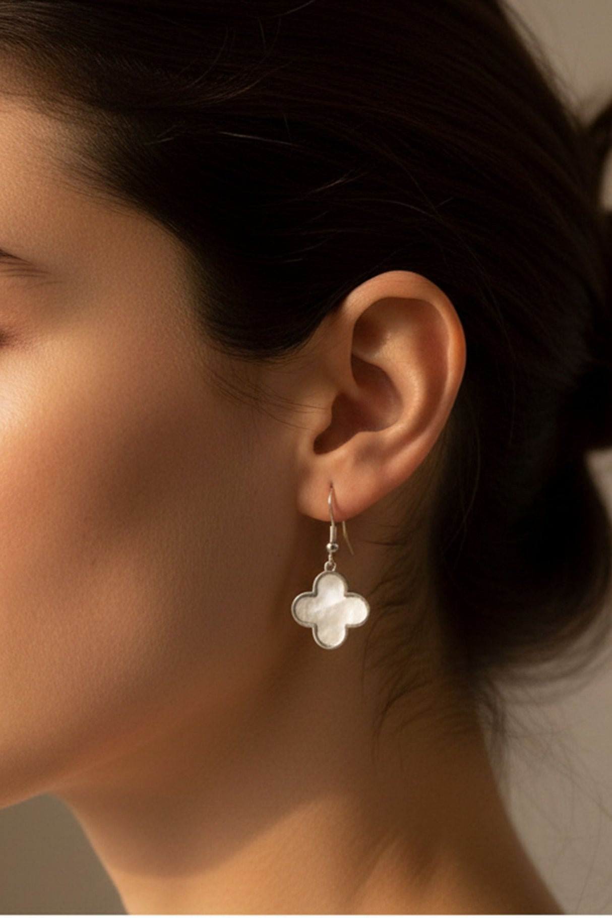Boucles d'oreilles pendantes en nacre argentée en forme de trèfle