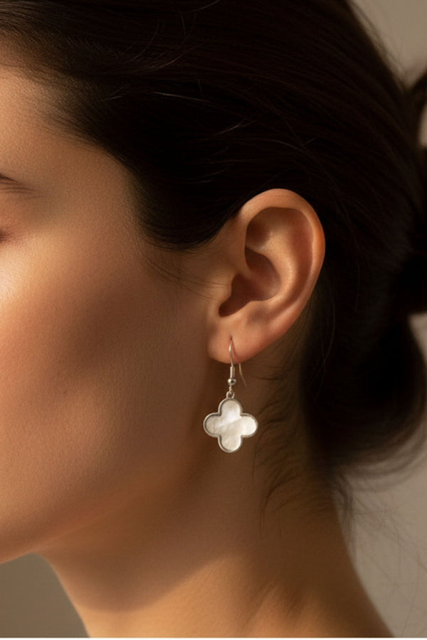 Boucles d'oreilles pendantes en nacre argentée en forme de trèfle
