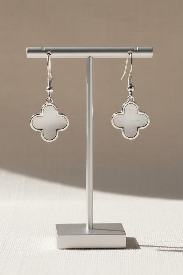 Boucles d'oreilles pendantes en nacre argentée en forme de trèfle