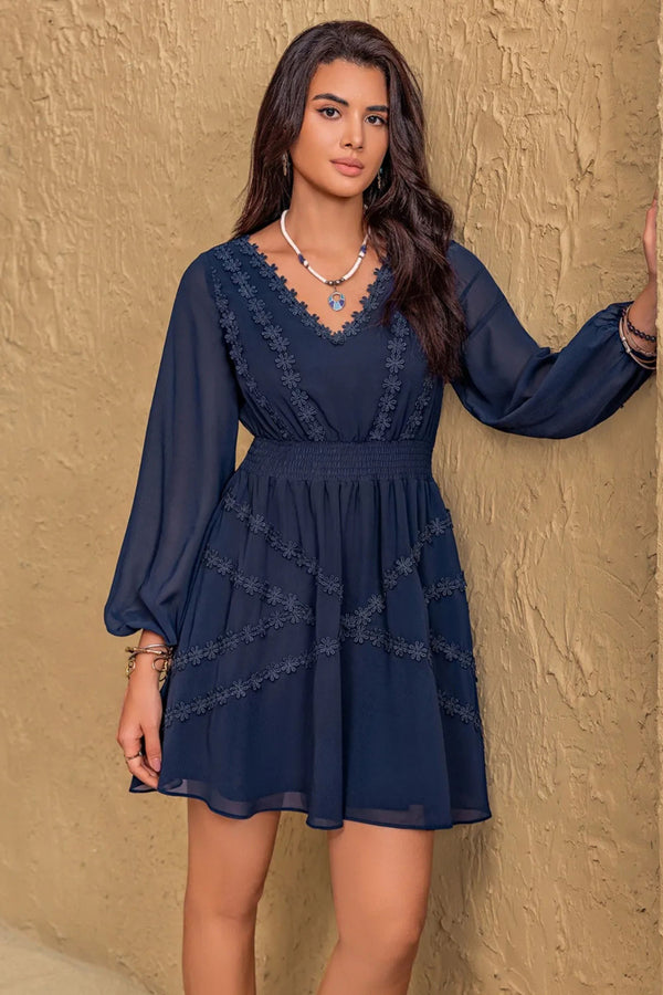 Robe courte Valeria à manches ballon et col en V avec détails en dentelle