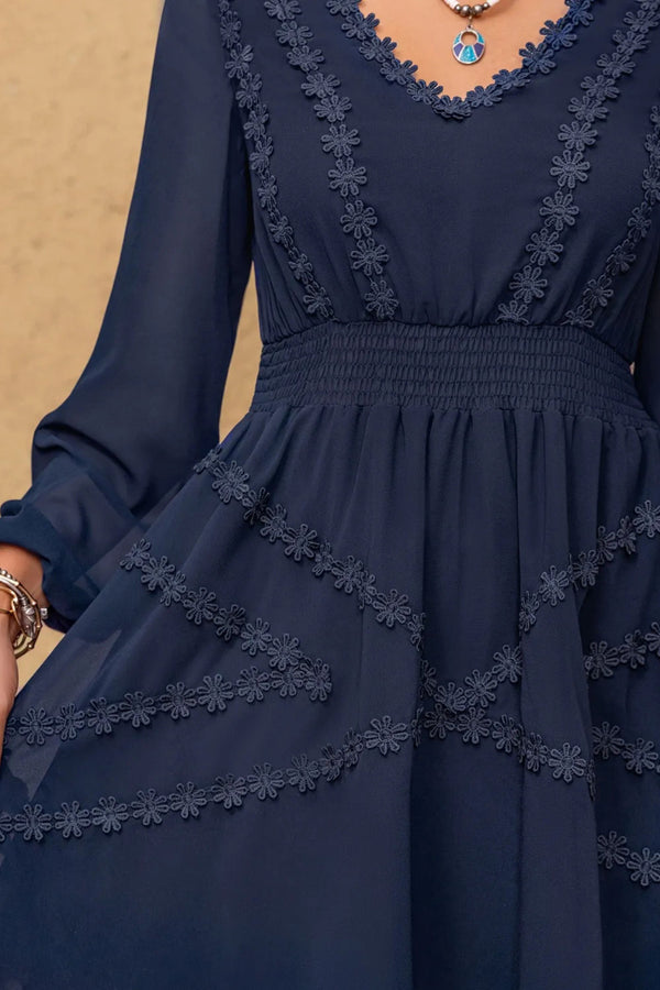 Robe courte Valeria à manches ballon et col en V avec détails en dentelle
