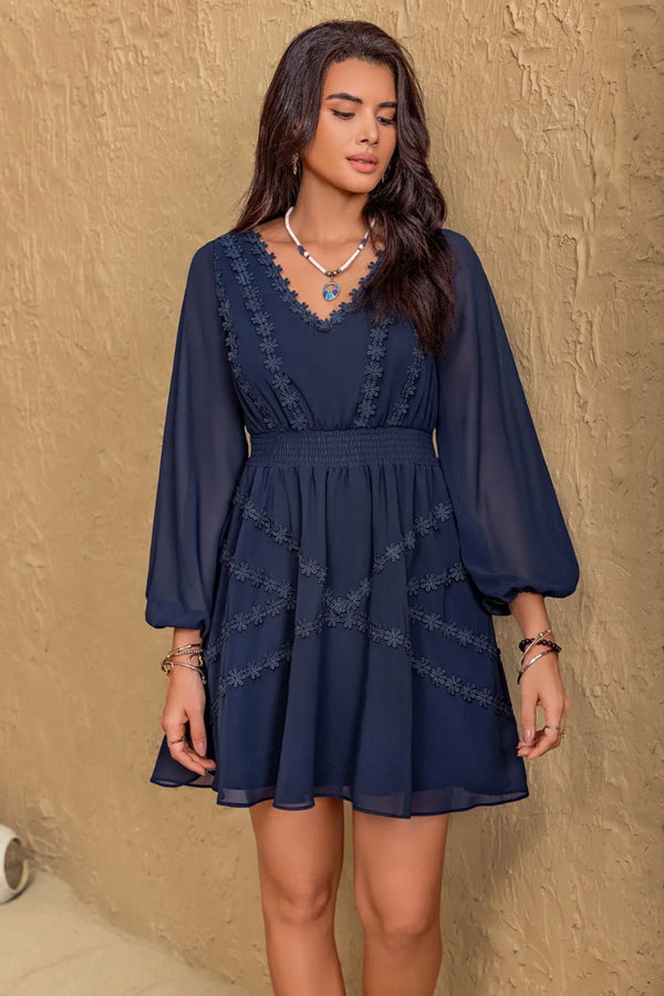Robe courte Valeria à manches ballon et col en V avec détails en dentelle