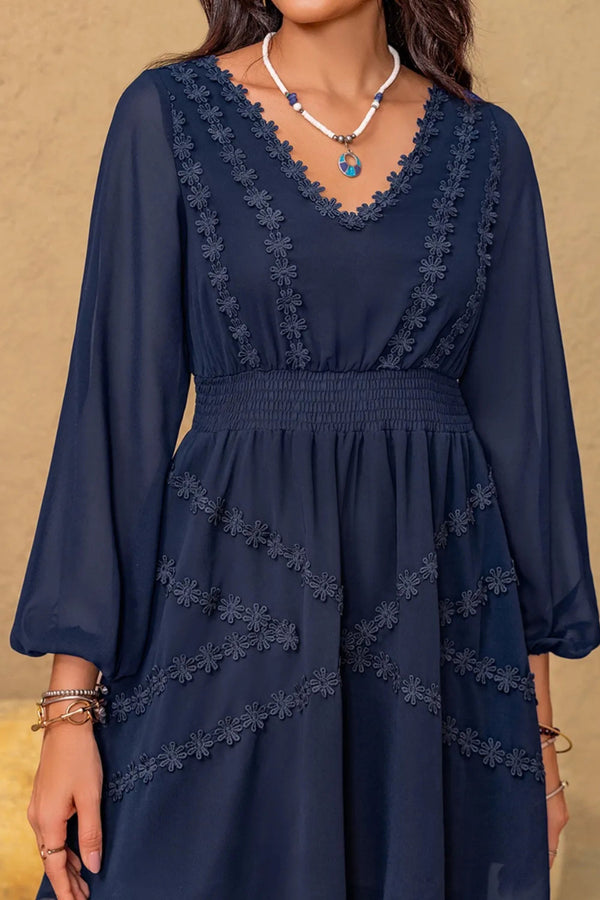 Robe courte Valeria à manches ballon et col en V avec détails en dentelle