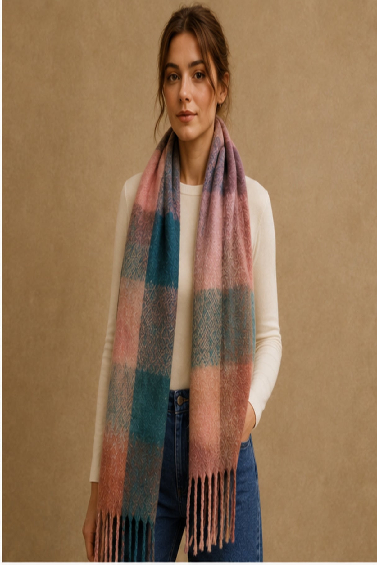 Foulard rose blush et sarcelle à carreaux avec franges – porté avec une tenue ONZE