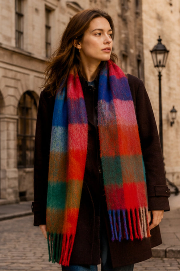 Foulard multicolore à carreaux avec franges – présentation dans le Vieux-Montréal
