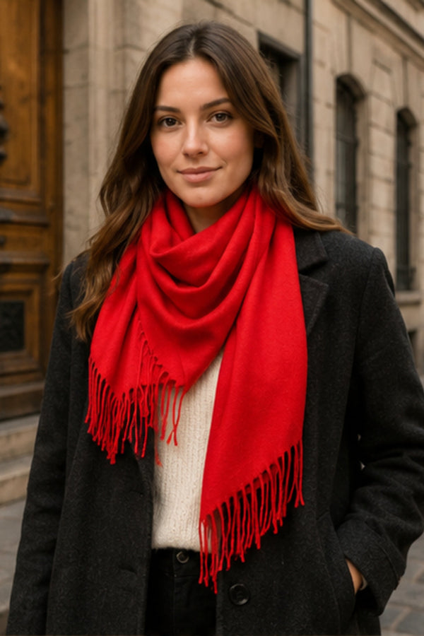 Foulard rouge vif à franges – présentation dans le Vieux-Montréal
