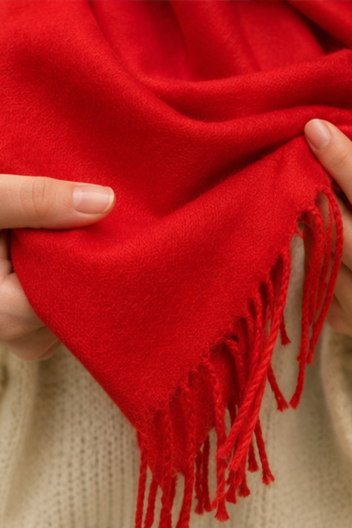 Gros plan sur foulard rouge vif à franges