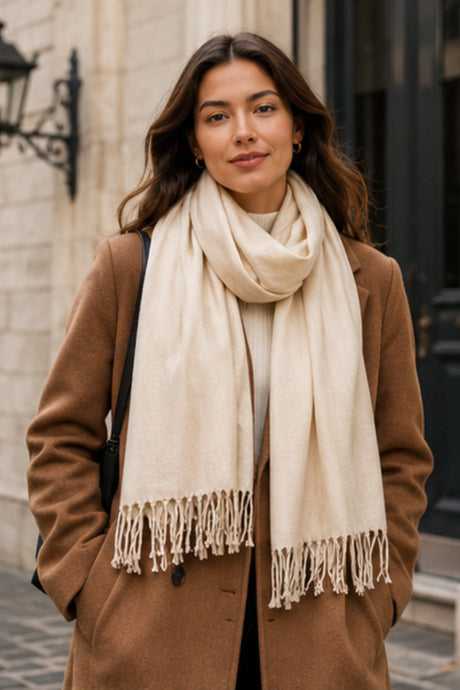 Foulard blanc crème à franges – présentation dans le Vieux-Montréal