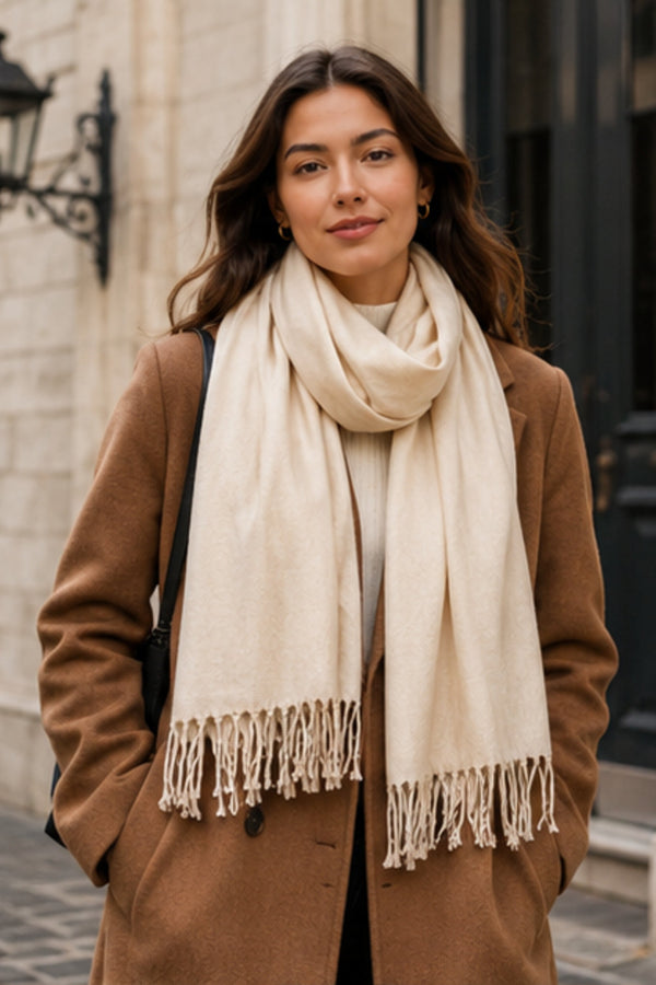 Foulard blanc crème à franges – présentation dans le Vieux-Montréal