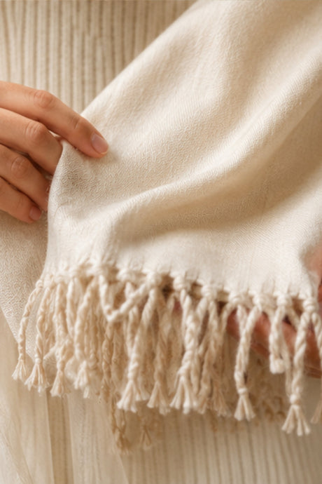 Gros plan sur foulard blanc crème à franges