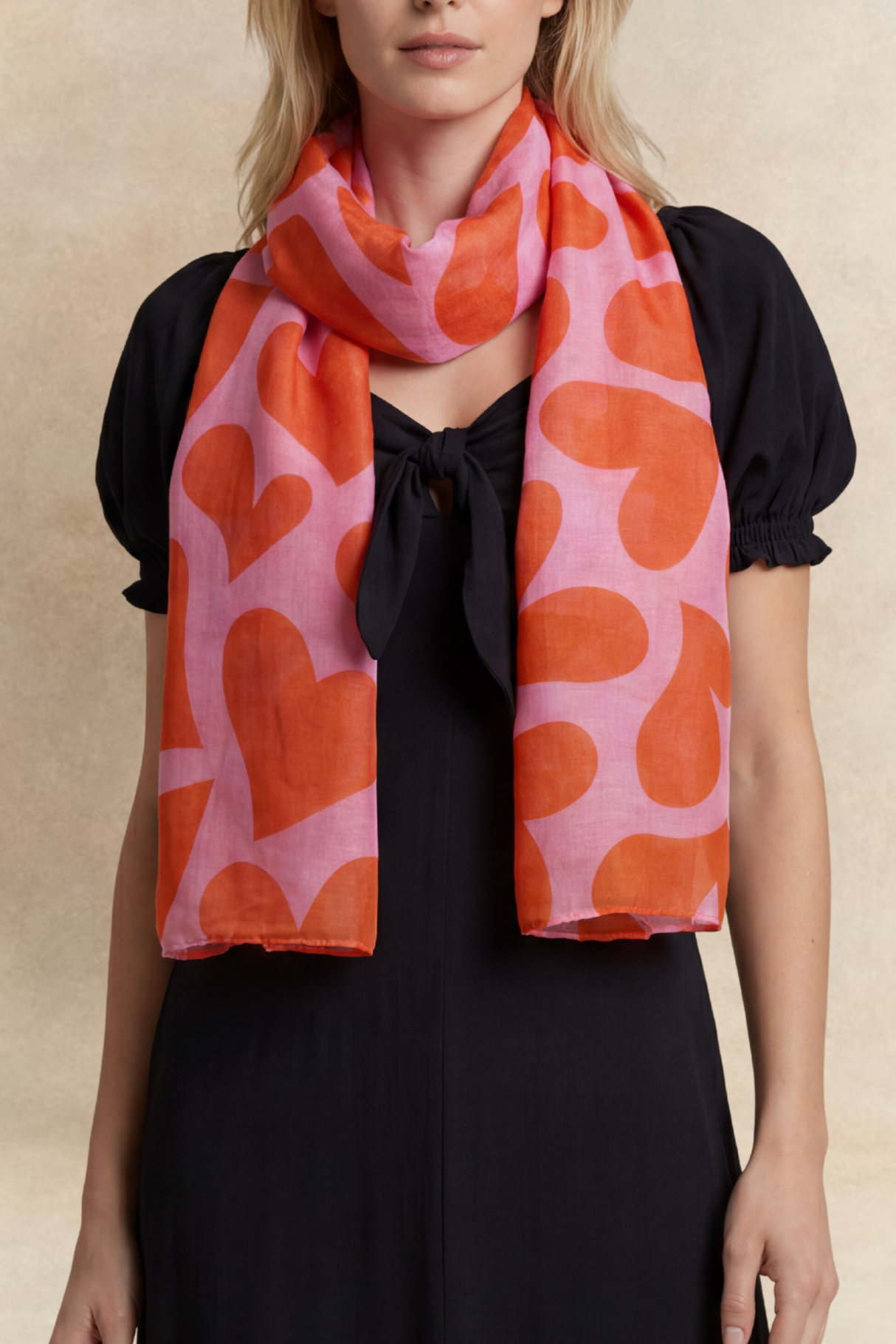 Écharpe à Motifs Cœurs – Rose et Rouge