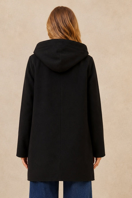 Manteau noir à capuchon Holly, vue complète de dos en studio