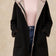 Manteau noir à capuchon Holly avec doublure contrastante, vue de face