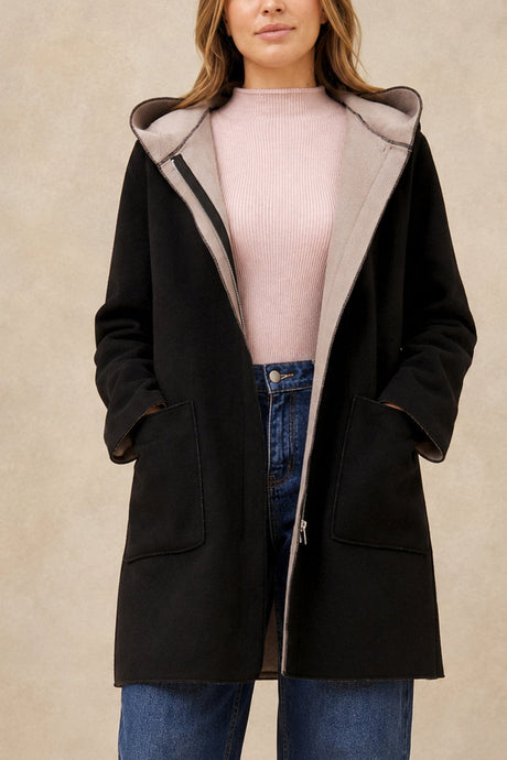 Manteau noir à capuchon Holly avec doublure contrastante, vue de face
