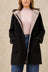 Manteau noir à capuchon Holly avec doublure contrastante, vue de face