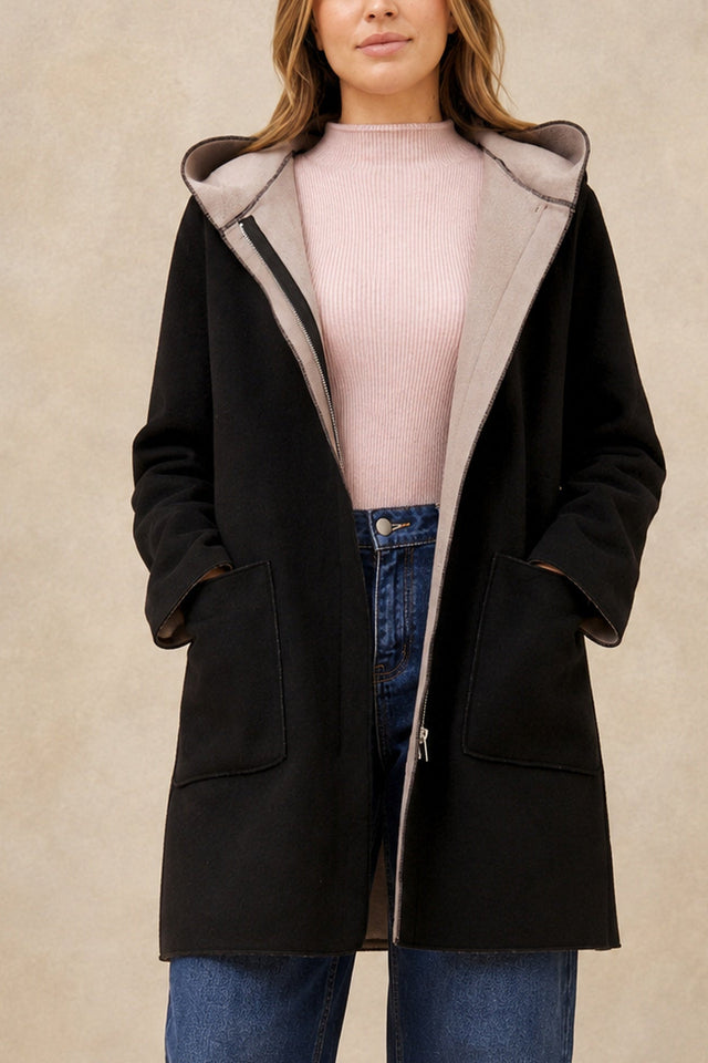 Manteau noir à capuchon Holly avec doublure contrastante, vue de face