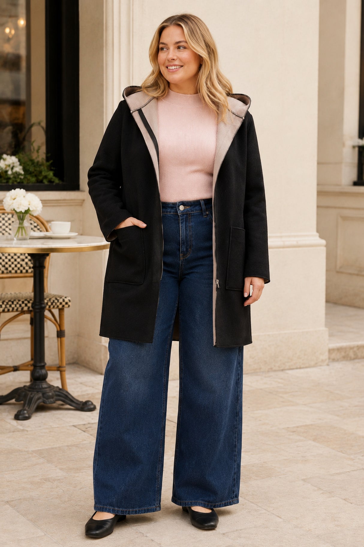 Manteau noir Holly sur mannequin blonde taille Grand, scène mode de vie