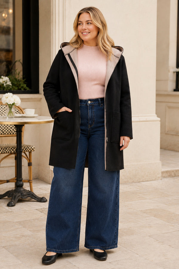 Manteau noir Holly sur mannequin blonde taille Grand, scène mode de vie