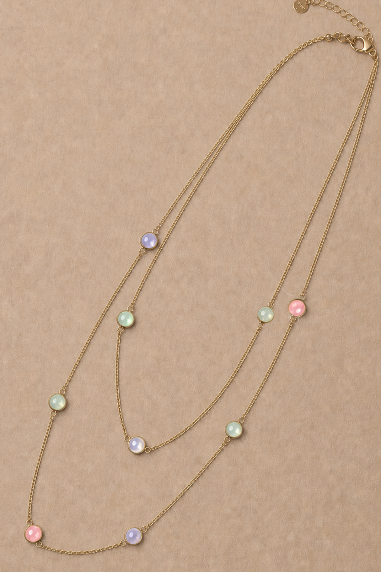 Collier chaîne en or avec pierres pastel
