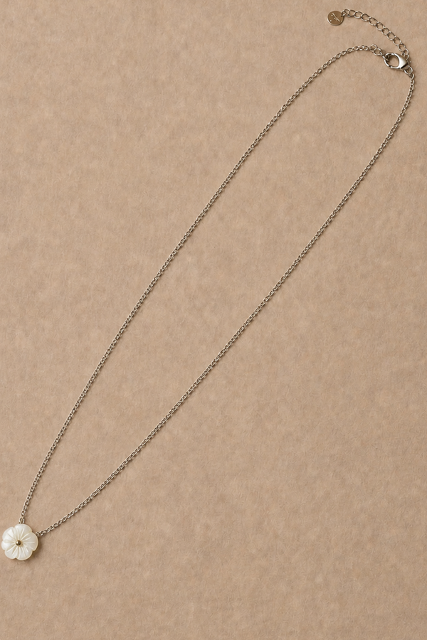 Collier Pendentif Fleur imitation Nacre