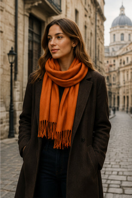 Foulard orange à franges – présentation dans le Vieux-Montréal