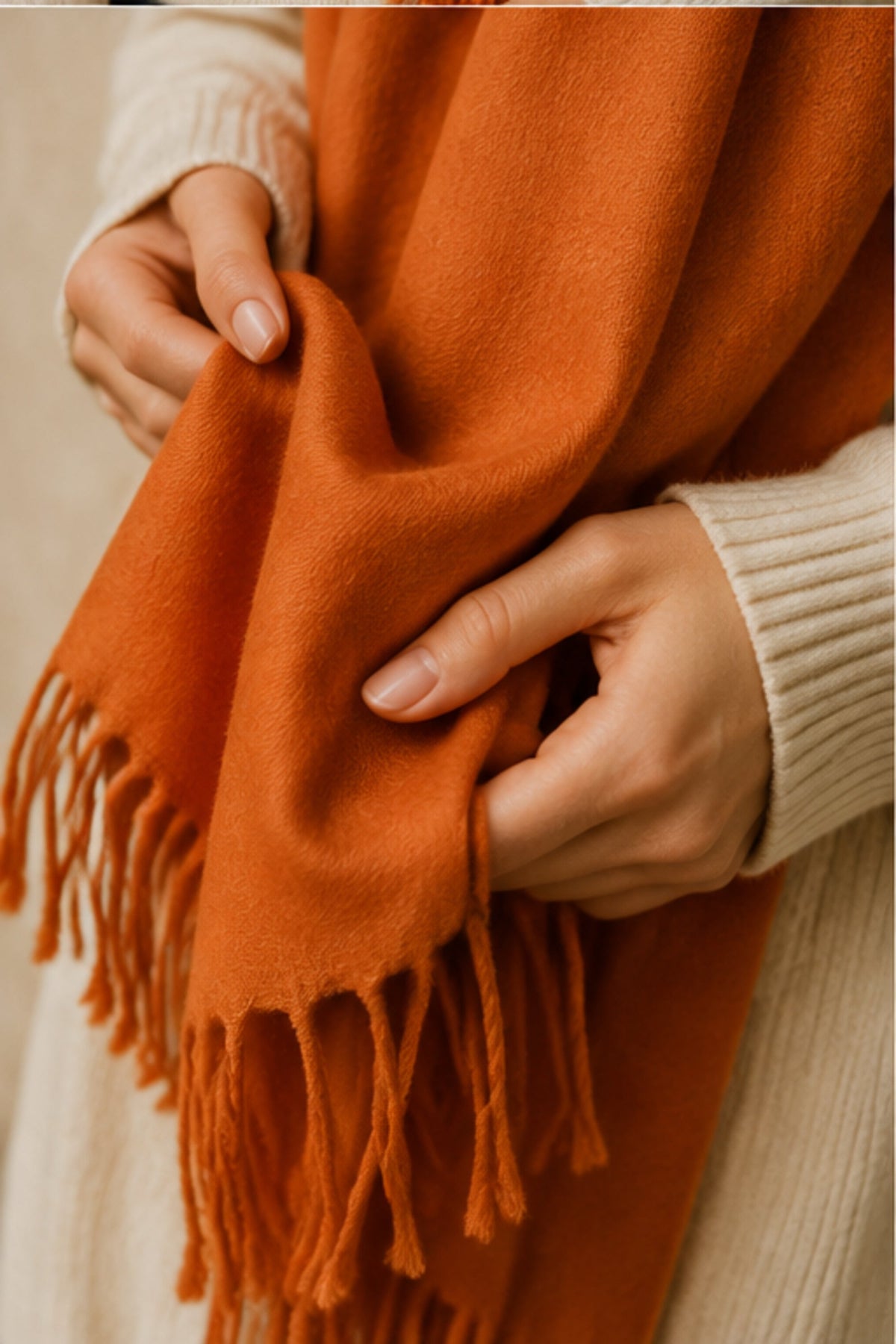 Gros plan sur foulard orange à franges