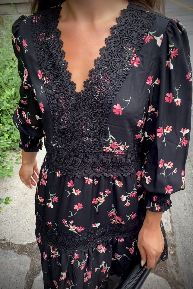 Agnes Robe Courte Noire Fleurie Avec Volants Bordure En Dentelle Femme